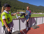 28.07.2026, Fussball Bundesliga 2026/2027, Trainingslager FC Bayern München in Rottach-Egern am Tegernsee (Bayern). Die Spieler geben den Fans noch Autogramme nach dem Training, Torwart Manuel Neuer (FC Bayern München) steigt dazu über die Bande zu den Fans 
