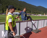 28.07.2026, Fussball Bundesliga 2026/2027, Trainingslager FC Bayern München in Rottach-Egern am Tegernsee (Bayern). Die Spieler geben den Fans noch Autogramme nach dem Training, Torwart Manuel Neuer (FC Bayern München) steigt dazu über die Bande zu den Fans 