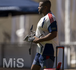 28.07.2026, Fussball Bundesliga 2026/2027, Trainingslager FC Bayern München in Rottach-Egern am Tegernsee (Bayern). Rodyse Munienge (Team-Staff) mit der Drohne zur Überwachung der Taktik. 