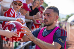 28.07.2026, Fussball Bundesliga 2026/2027, Trainingslager FC Bayern München in Rottach-Egern am Tegernsee (Bayern). Arijon Ibrahimovic (Bayern München) gibt Autogramme