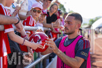 28.07.2026, Fussball Bundesliga 2026/2027, Trainingslager FC Bayern München in Rottach-Egern am Tegernsee (Bayern). Arijon Ibrahimovic (Bayern München) gibt Autogramme