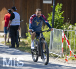 28.07.2026, Fussball Bundesliga 2026/2027, Trainingslager FC Bayern München in Rottach-Egern am Tegernsee (Bayern). Arijon Ibrahimovic (Bayern München) kommt mit dem Rad an 