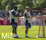 28.07.2026, Fussball Bundesliga 2026/2027, Trainingslager FC Bayern München in Rottach-Egern am Tegernsee (Bayern). Rodyse Munienge (li, Team-Staff) mit der Drohne zur Überwachung der Taktik. re: Co-Trainer Aaron Danks (Bayern München) 