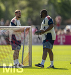 28.07.2026, Fussball Bundesliga 2026/2027, Trainingslager FC Bayern München in Rottach-Egern am Tegernsee (Bayern). Rodyse Munienge (re, Team-Staff) mit der Drohne zur Überwachung der Taktik. 