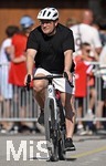 29.07.2026, Fussball Bundesliga 2026/2027, Trainingslager FC Bayern München in Rottach-Egern am Tegernsee (Bayern). Sportvorstand Max Eberl (Bayern München) ) kommt mit dem Fahrrad