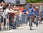 29.07.2026, Fussball Bundesliga 2026/2027, Trainingslager FC Bayern München in Rottach-Egern am Tegernsee (Bayern). Alphonso Davies (FC Bayern München) auf dem Fahrrad