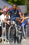 29.07.2026, Fussball Bundesliga 2026/2027, Trainingslager FC Bayern München in Rottach-Egern am Tegernsee (Bayern). Sacha Boey (FC Bayern München) auf dem Fahrrad