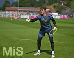 29.07.2026, Fussball Bundesliga 2026/2027, Trainingslager FC Bayern München in Rottach-Egern am Tegernsee (Bayern). Torwart Jonas Urbig (FC Bayern München)  wirft Ringe