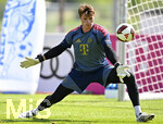 29.07.2026, Fussball Bundesliga 2026/2027, Trainingslager FC Bayern München in Rottach-Egern am Tegernsee (Bayern). Torwart Jonas Urbig (FC Bayern München) fokussiert den Ball.