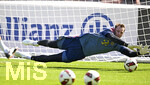 29.07.2026, Fussball Bundesliga 2026/2027, Trainingslager FC Bayern München in Rottach-Egern am Tegernsee (Bayern). Torwart Manuel Neuer (FC Bayern München) hechtet dem Ball hinterher