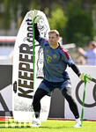 29.07.2026, Fussball Bundesliga 2026/2027, Trainingslager FC Bayern München in Rottach-Egern am Tegernsee (Bayern). Torwart Manuel Neuer (FC Bayern München) zieht die Bänder hoch.