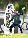29.07.2026, Fussball Bundesliga 2026/2027, Trainingslager FC Bayern München in Rottach-Egern am Tegernsee (Bayern). Torwart Manuel Neuer (FC Bayern München) zieht die Bänder hoch.