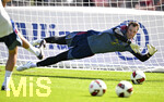 29.07.2026, Fussball Bundesliga 2026/2027, Trainingslager FC Bayern München in Rottach-Egern am Tegernsee (Bayern). Torwart Manuel Neuer (FC Bayern München) hechtet dem  Ball hinterher