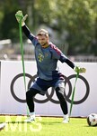 29.07.2026, Fussball Bundesliga 2026/2027, Trainingslager FC Bayern München in Rottach-Egern am Tegernsee (Bayern). Torwart Sven Ulreich (FC Bayern München) zieht die Bänder in die Höhe.