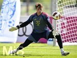 29.07.2026, Fussball Bundesliga 2026/2027, Trainingslager FC Bayern München in Rottach-Egern am Tegernsee (Bayern). Torwart Jonas Urbig (FC Bayern München) am Ball.