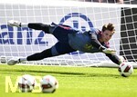 29.07.2026, Fussball Bundesliga 2026/2027, Trainingslager FC Bayern München in Rottach-Egern am Tegernsee (Bayern). Torwart Jonas Urbig (FC Bayern München) am Ball.