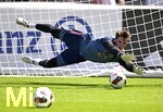29.07.2026, Fussball Bundesliga 2026/2027, Trainingslager FC Bayern München in Rottach-Egern am Tegernsee (Bayern). Torwart Jonas Urbig (FC Bayern München) am Ball.