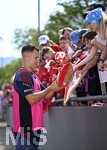 29.07.2026, Fussball Bundesliga 2026/2027, Trainingslager FC Bayern München in Rottach-Egern am Tegernsee (Bayern). Joshua Kimmich (FC Bayern München) schreibt Autogramme.