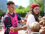 29.07.2026, Fussball Bundesliga 2026/2027, Trainingslager FC Bayern München in Rottach-Egern am Tegernsee (Bayern). Joshua Kimmich (FC Bayern München) schreibt Autogramme.