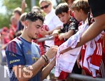 29.07.2026, Fussball Bundesliga 2026/2027, Trainingslager FC Bayern München in Rottach-Egern am Tegernsee (Bayern). Aleksandar Pavlovic (Bayern München)   schreibt Autogramme.