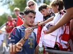 29.07.2026, Fussball Bundesliga 2026/2027, Trainingslager FC Bayern München in Rottach-Egern am Tegernsee (Bayern). Aleksandar Pavlovic (Bayern München)   schreibt Autogramme.