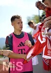29.07.2026, Fussball Bundesliga 2026/2027, Trainingslager FC Bayern München in Rottach-Egern am Tegernsee (Bayern). Joshua Kimmich (FC Bayern München) schreibt Autogramme.
