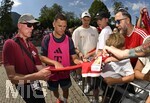 29.07.2026, Fussball Bundesliga 2026/2027, Trainingslager FC Bayern München in Rottach-Egern am Tegernsee (Bayern). Joshua Kimmich (FC Bayern München) schreibt Autogramme.