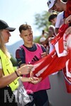 29.07.2026, Fussball Bundesliga 2026/2027, Trainingslager FC Bayern München in Rottach-Egern am Tegernsee (Bayern). Joshua Kimmich (FC Bayern München) schreibt Autogramme.