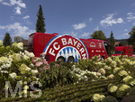 30.07.2026, Fussball Bundesliga 2026/2027, Trainingslager FC Bayern München in Rottach-Egern am Tegernsee (Bayern). Testspiel FC Rottach Egern - FC Bayern München, Der Mannschaftsbus des FC Bayern München steht am Hotel vor dem Eingang, vor einem herrlichen Blumenbeet.