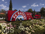 30.07.2026, Fussball Bundesliga 2026/2027, Trainingslager FC Bayern München in Rottach-Egern am Tegernsee (Bayern). Testspiel FC Rottach Egern - FC Bayern München, Der Mannschaftsbus des FC Bayern München steht am Hotel vor dem Eingang, vor einem herrlichen Blumenbeet.