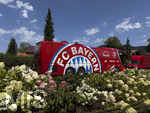 30.07.2026, Fussball Bundesliga 2026/2027, Trainingslager FC Bayern München in Rottach-Egern am Tegernsee (Bayern). Testspiel FC Rottach Egern - FC Bayern München, Der Mannschaftsbus des FC Bayern München steht am Hotel vor dem Eingang, vor einem herrlichen Blumenbeet.