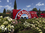 30.07.2026, Fussball Bundesliga 2026/2027, Trainingslager FC Bayern München in Rottach-Egern am Tegernsee (Bayern). Testspiel FC Rottach Egern - FC Bayern München, Der Mannschaftsbus des FC Bayern München steht am Hotel vor dem Eingang, vor einem herrlichen Blumenbeet.
