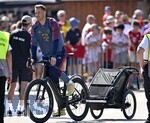 30.07.2026, Fussball Bundesliga 2026/2027, Trainingslager FC Bayern München in Rottach-Egern am Tegernsee (Bayern). Testspiel FC Rottach Egern - FC Bayern München, Torwart Manuel Neuer (FC Bayern München) mit Fahrradanhänger für Kinder    