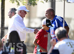 30.07.2026, Fussball Bundesliga 2026/2027, Trainingslager FC Bayern München in Rottach-Egern am Tegernsee (Bayern). Testspiel FC Rottach Egern - FC Bayern München,     Ehren-Präsident Uli Hoeneß (FC Bayern München, Hoeness) schüttelt Hände