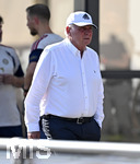 30.07.2026, Fussball Bundesliga 2026/2027, Trainingslager FC Bayern München in Rottach-Egern am Tegernsee (Bayern). Testspiel FC Rottach Egern - FC Bayern München,    Ehren-Präsident Uli Hoeneß (FC Bayern München, Hoeness) nachdenklich. 