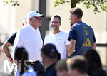 30.07.2026, Fussball Bundesliga 2026/2027, Trainingslager FC Bayern München in Rottach-Egern am Tegernsee (Bayern). Testspiel FC Rottach Egern - FC Bayern München,   v.l. Ehren-Präsident Uli Hoeneß (FC Bayern München, Hoeness), Sportlicher Leiter FC Bayern II  
Michael Wiesinger (Bayern München II ) und Sportdirektor Christoph Freund (Bayern München) 