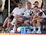 30.07.2026, Fussball Bundesliga 2026/2027, Trainingslager FC Bayern München in Rottach-Egern am Tegernsee (Bayern). Testspiel FC Rottach Egern - FC Bayern München,    v.l. Sportvorstand Max Eberl (Bayern München) und Teamarzt Jochen Hahne (FC Bayern München)  