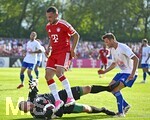 30.07.2026, Fussball Bundesliga 2026/2027, Trainingslager FC Bayern München in Rottach-Egern am Tegernsee (Bayern). Testspiel FC Rottach Egern - FC Bayern München,     v.l. Kilian Zimmer (Rottach-Egern) gegen Arijon Ibrahimovic (FC Bayern München).