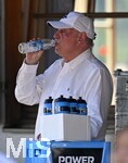 30.07.2026, Fussball Bundesliga 2026/2027, Trainingslager FC Bayern München in Rottach-Egern am Tegernsee (Bayern). Testspiel FC Rottach Egern - FC Bayern München,    Ehren-Präsident Uli Hoeneß (FC Bayern München, Hoeness) trinkt aus einer Adelholzener Flasche Wasser 