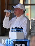 30.07.2026, Fussball Bundesliga 2026/2027, Trainingslager FC Bayern München in Rottach-Egern am Tegernsee (Bayern). Testspiel FC Rottach Egern - FC Bayern München,    Ehren-Präsident Uli Hoeneß (FC Bayern München, Hoeness) trinkt aus einer Adelholzener Flasche Wasser 
