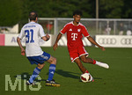 30.07.2026, Fussball Bundesliga 2026/2027, Trainingslager FC Bayern München in Rottach-Egern am Tegernsee (Bayern). Testspiel FC Rottach Egern - FC Bayern München,  v.l. Domenik Pfluger (FC Rottach-Egern) gegen  Nathaniel Brown (FC Bayern München) . 