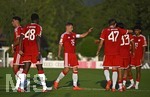 30.07.2026, Fussball Bundesliga 2026/2027, Trainingslager FC Bayern München in Rottach-Egern am Tegernsee (Bayern). Testspiel FC Rottach Egern - FC Bayern München,     v.l. Aleksandar Pavlovic (FC Bayern München), Bastian Assomo (FC Bayern München), Joshua Kimmich (FC Bayern München), Guido Della Rovere (Bayern München) , Nuraj Skender (FC Bayern München) und Nathaniel Brown (FC Bayern München) jubeln.
