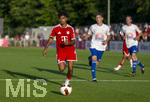 30.07.2026, Fussball Bundesliga 2026/2027, Trainingslager FC Bayern München in Rottach-Egern am Tegernsee (Bayern). Testspiel FC Rottach Egern - FC Bayern München, li: Nathaniel Brown (FC Bayern München) am Ball 