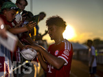 30.07.2026, Fussball Bundesliga 2026/2027, Trainingslager FC Bayern München in Rottach-Egern am Tegernsee (Bayern). Testspiel FC Rottach Egern - FC Bayern München, Nathaniel Brown (FC Bayern München) bei den Fans nach dem Spiel. Hinten get die Sonne unter.