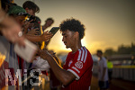 30.07.2026, Fussball Bundesliga 2026/2027, Trainingslager FC Bayern München in Rottach-Egern am Tegernsee (Bayern). Testspiel FC Rottach Egern - FC Bayern München, Nathaniel Brown (FC Bayern München) bei den Fans nach dem Spiel. Hinten get die Sonne unter.