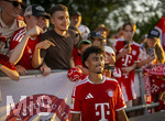 30.07.2026, Fussball Bundesliga 2026/2027, Trainingslager FC Bayern München in Rottach-Egern am Tegernsee (Bayern). Testspiel FC Rottach Egern - FC Bayern München, Nathaniel Brown (FC Bayern München) bei den Fans nach dem Spiel.