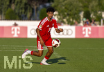 30.07.2026, Fussball Bundesliga 2026/2027, Trainingslager FC Bayern München in Rottach-Egern am Tegernsee (Bayern). Testspiel FC Rottach Egern - FC Bayern München, Nathaniel Brown (FC Bayern München) am Ball 