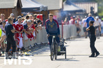 30.07.2026, Fussball Bundesliga 2026/2027, Trainingslager FC Bayern München in Rottach-Egern am Tegernsee (Bayern). Testspiel FC Rottach Egern - FC Bayern München, Torwart Manuel Neuer (FC Bayern München) kommt mit dem Bike und Kinderanhänger am Stadion an.