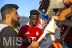 30.07.2026, Fussball Bundesliga 2026/2027, Trainingslager FC Bayern München in Rottach-Egern am Tegernsee (Bayern). Testspiel FC Rottach Egern - FC Bayern München, Bara Ndiaye (Bayern München) bei den Fans