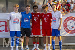 30.07.2026, Fussball Bundesliga 2026/2027, Trainingslager FC Bayern München in Rottach-Egern am Tegernsee (Bayern). Testspiel FC Rottach Egern - FC Bayern München, Erinnerungsfoto, Nathaniel Brown (mitte, FC Bayern München) und Tom Bischof (2.v.re, FC Bayern München) mit Spielern des FC Rottach nach dem Spiel.